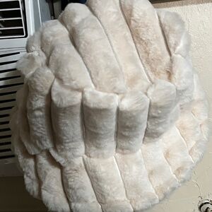 Furry warm bucket hat